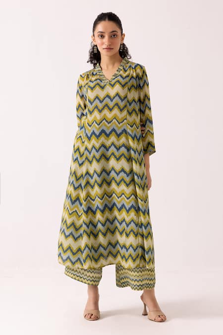 Label Shreya Sharma Green Crepe Chevron V-neck Patterned Kurta With Pant 