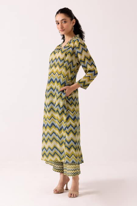 Label Shreya Sharma_Green Crepe V-neck Chevron Patterned Kurta With Pant _Online_at_Aza_Fashions