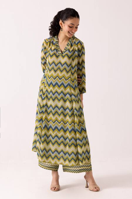 Shop_Label Shreya Sharma_Green Crepe V-neck Chevron Patterned Kurta With Pant _Online_at_Aza_Fashions