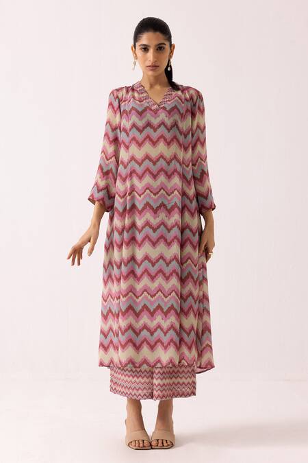 Label Shreya Sharma_Pink Crepe Lace V-neck Chevron Patterned Straight Kurta With Pant _Online_at_Aza_Fashions