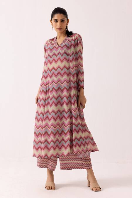 Buy_Label Shreya Sharma_Pink Crepe Lace V-neck Chevron Patterned Straight Kurta With Pant _Online_at_Aza_Fashions