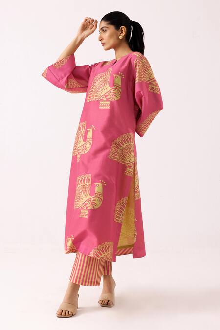 Label Shreya Sharma Pink Chanderi, Cotton Embroidery Split V-neck Peacock Pattern Kurta With Pant Online at Aza Fashions Label Shreya Sharma_Pink Chanderi, Cotton Embroidery Split V-neck Peacock Pattern Kurta With Pant _Online_at_Aza_Fashions