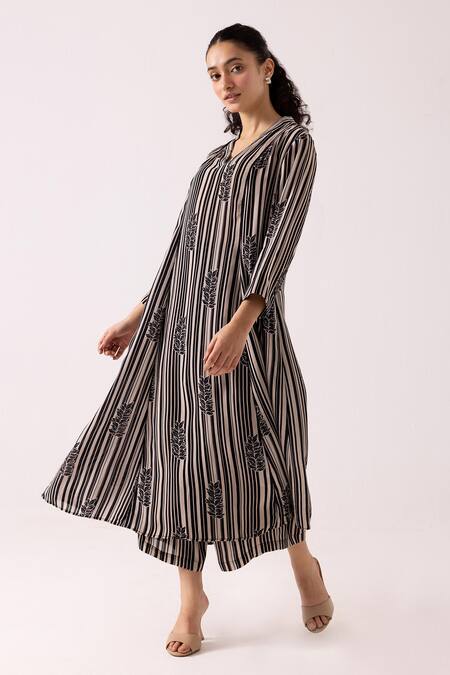 Buy Label Shreya Sharma Black Crepe Embroidery V-neck Stripe Patterned Straight Kurta With Pant Online at Aza Fashions Buy_Label Shreya Sharma_Black Crepe Embroidery V-neck Stripe Patterned Straight Kurta With Pant _Online_at_Aza_Fashions