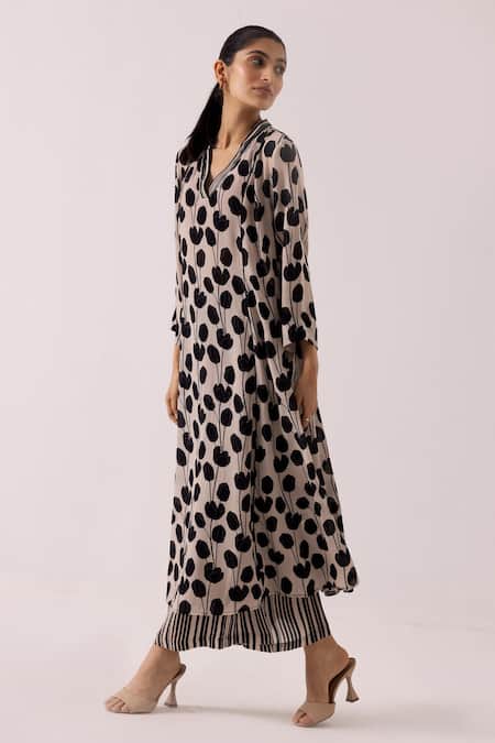 Shop_Label Shreya Sharma_Black Crepe Tulip V-neck Pattern Kurta With Pant _at_Aza_Fashions