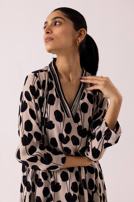 Label Shreya Sharma_Black Crepe Tulip V-neck Pattern Kurta With Pant _Online_at_Aza_Fashions