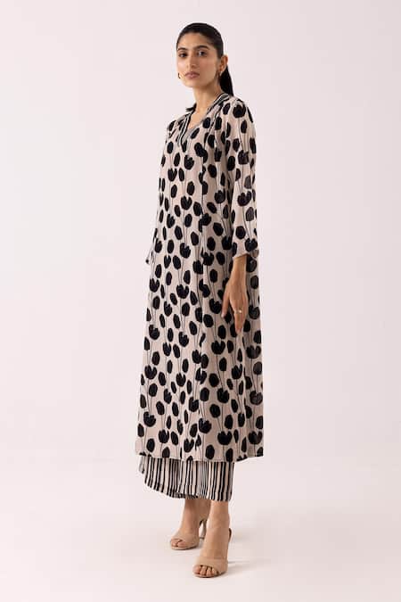 Buy_Label Shreya Sharma_Black Crepe Tulip V-neck Pattern Kurta With Pant _Online_at_Aza_Fashions
