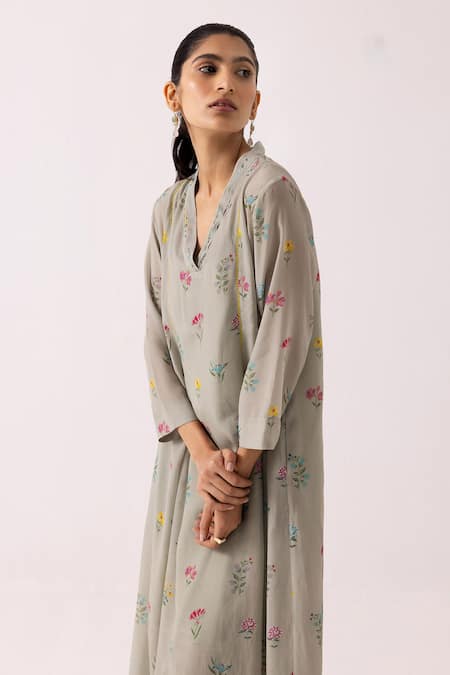 Label Shreya Sharma Green Crepe V-neck Floral Print Kurta Set Online at Aza Fashions Label Shreya Sharma_Green Crepe V-neck Floral Print Kurta Set _Online_at_Aza_Fashions
