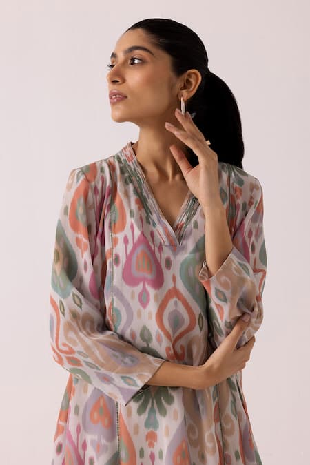 Label Shreya Sharma White Crepe V-neck Ikat Motif Print Kurta With Pant Online at Aza Fashions Label Shreya Sharma_White Crepe V-neck Ikat Motif Print Kurta With Pant _Online_at_Aza_Fashions
