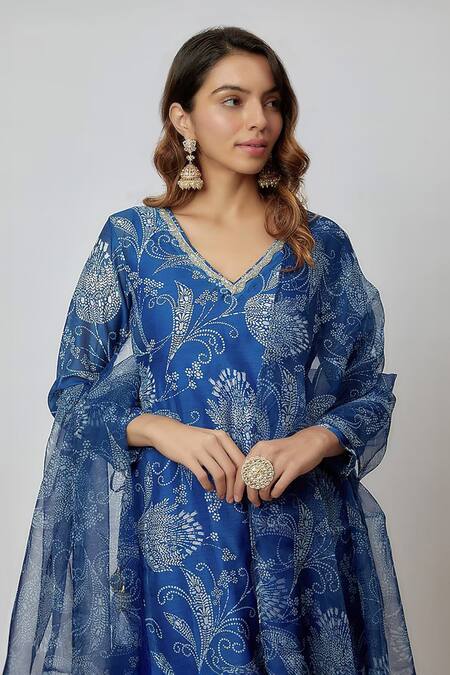Buy_Yuvraani Jaipur_Blue Chanderi, Organza Embroidery V-neck Floral Pattern Kurta Pant Set _Online_at_Aza_Fashions