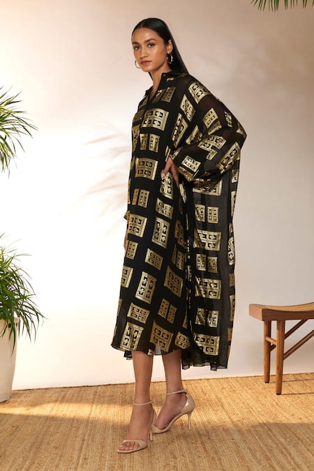 Buy_Masaba_Black Georgette, Viscose Foil Printing Shawl Neck, Collared Open Doors Kaftan 