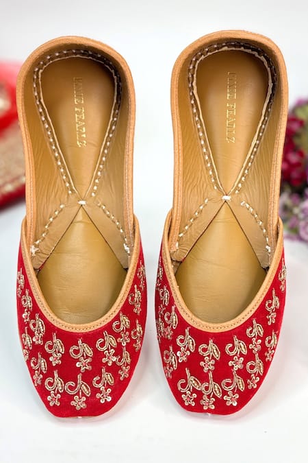 Pixie Pearlz Ruhaani Floral Hand Embroidered Juttis 