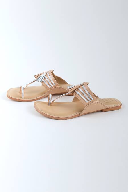 Sandalwali White Tassels Baha Braided Kolhapuri Flats Online at Aza Fashions Sandalwali_White Tassels Baha Braided Kolhapuri Flats _Online_at_Aza_Fashions