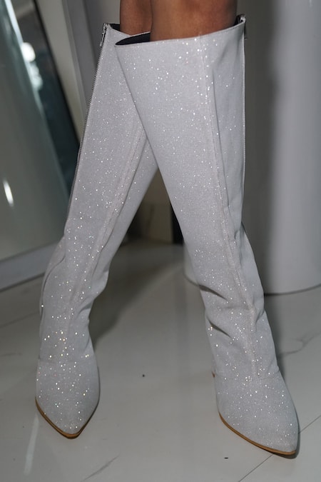 Buy_Zori World_Silver Embroidery Snowflake Sparkling Boots 