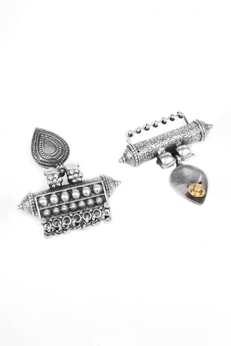 Buy_Sangeeta Boochra_Silver Plated Ghunghroo Oxidized Carved Earrings 