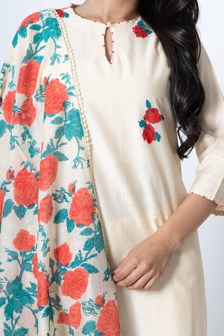 Kameez_Ivory Chanderi, Cotton Embroidery Round Neck Rose Butti Kurta Pant Set _at_Aza_Fashions