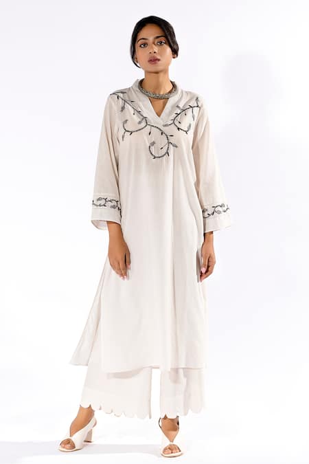 Pants And Pajamas_White Cotton Embroidery V-neck Floral Thread Work Kurta And Flared Pant Set _Online_at_Aza_Fashions