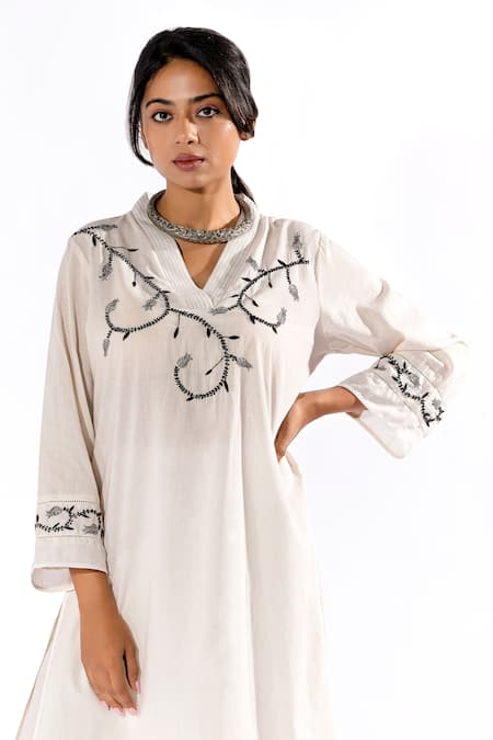 Buy_Pants And Pajamas_White Cotton Embroidery V-neck Floral Thread Work Kurta And Flared Pant Set _Online_at_Aza_Fashions