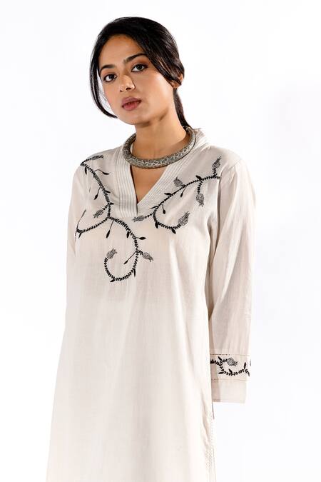 Shop_Pants And Pajamas_White Cotton Embroidery V-neck Floral Thread Work Kurta And Flared Pant Set _Online_at_Aza_Fashions