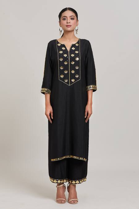 Aaryaa By Kashveen Kohli Black Silk, Organza Beads, Embroidery Split V-neck Floral Yoke Kurta Pant Set at Aza Fashions Aaryaa By Kashveen Kohli_Black Silk, Organza Beads, Embroidery Split V-neck Floral Yoke Kurta Pant Set _at_Aza_Fashions