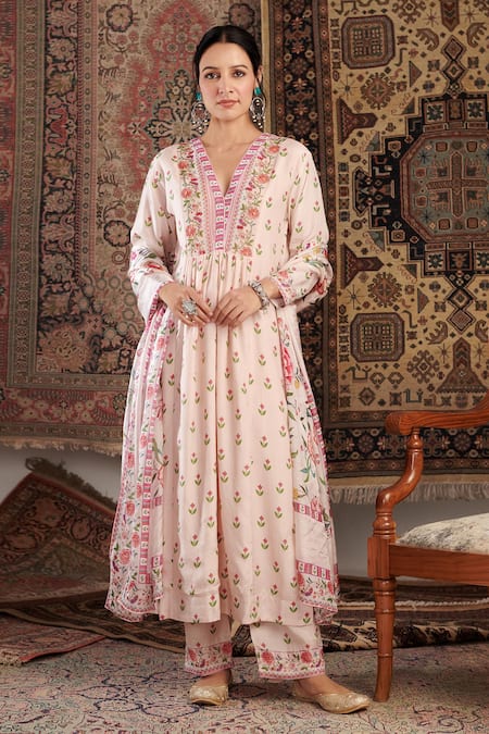 Negra Elegante Ivory Cotton Silk Hand Embroidery Floral V Neck Gul Straight Kurta Set 