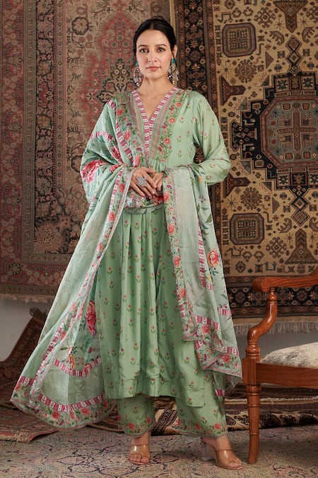 Negra Elegante_Green Silk, Cotton Embroidery, Beads V-neck Gul Floral Pattern Kurta Set _Online_at_Aza_Fashions
