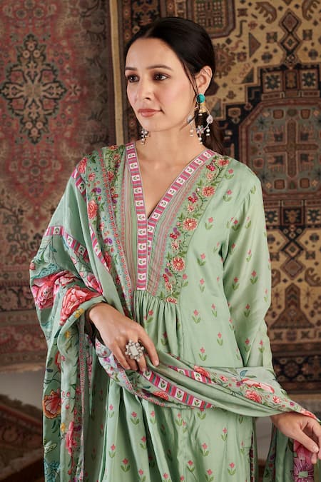 Buy_Negra Elegante_Green Silk, Cotton Embroidery, Beads V-neck Gul Floral Pattern Kurta Set _Online_at_Aza_Fashions