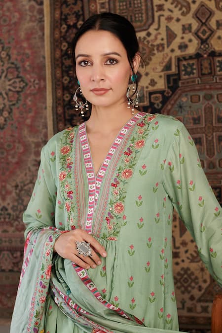 Shop_Negra Elegante_Green Silk, Cotton Embroidery, Beads V-neck Gul Floral Pattern Kurta Set _Online_at_Aza_Fashions