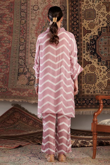 Shop Negra Elegante Pink Crepe V-neck Chevron Pattern Tunic And Pant Set at Aza Fashions Shop_Negra Elegante_Pink Crepe V-neck Chevron Pattern Tunic And Pant Set _at_Aza_Fashions
