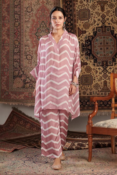 Negra Elegante Pink Crepe V-neck Chevron Pattern Tunic And Pant Set Online at Aza Fashions Negra Elegante_Pink Crepe V-neck Chevron Pattern Tunic And Pant Set _Online_at_Aza_Fashions