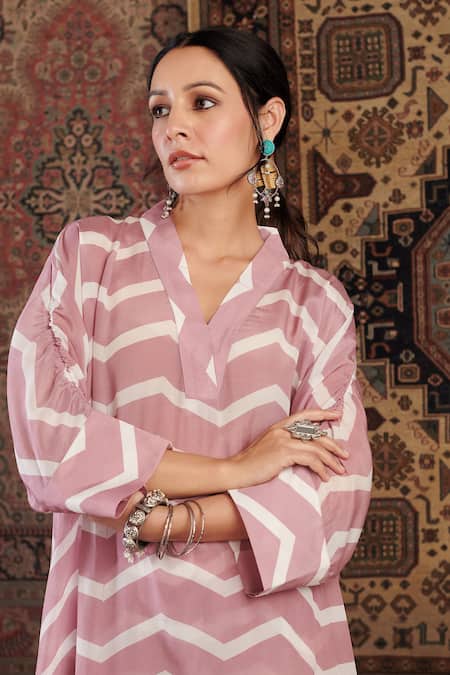 Buy Negra Elegante Pink Crepe V-neck Chevron Pattern Tunic And Pant Set Buy_Negra Elegante_Pink Crepe V-neck Chevron Pattern Tunic And Pant Set
