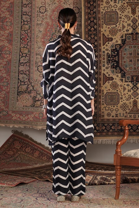 Shop Negra Elegante Black Crepe V-neck Chevron Print Tunic And Pant Co-ord Set at Aza Fashions Shop_Negra Elegante_Black Crepe V-neck Chevron Print Tunic And Pant Co-ord Set _at_Aza_Fashions