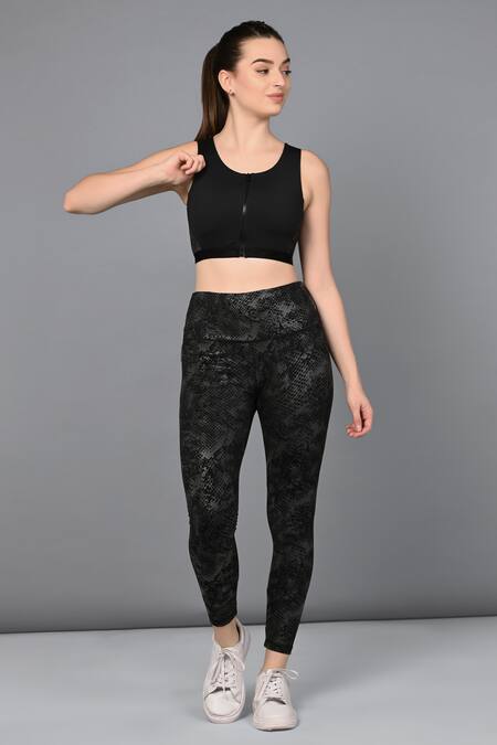 Tuna London - {Tuna Active} Black 100% Cotton Plain Round Neck Zipped Sports Bra And Leggings Set Online at Aza Fashions Tuna London - {Tuna Active}_Black 100% Cotton Plain Round Neck Zipped Sports Bra And Leggings Set_Online_at_Aza_Fashions