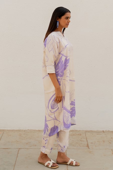Silai Studio_Off White Silk Printed Floral Notched Kurta_at_Aza_Fashions