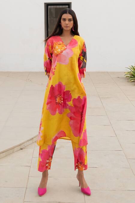 Silai Studio_Yellow Poplin V-neck Botanical Print Kurta Set_Online_at_Aza_Fashions
