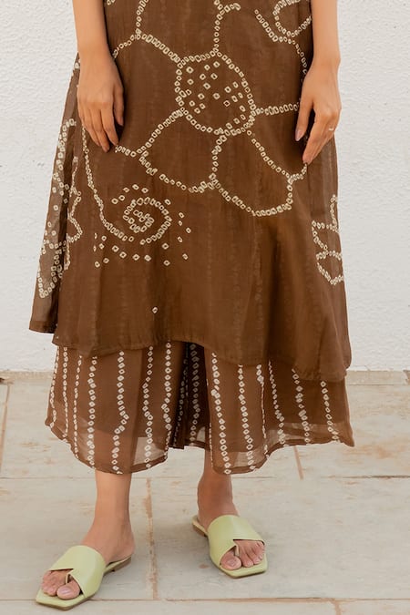 Silai Studio Brown Chanderi Embroidery V-neck Bandhani Kurta With Palazzo at Aza Fashions Silai Studio_Brown Chanderi Embroidery V-neck Bandhani Kurta With Palazzo _at_Aza_Fashions