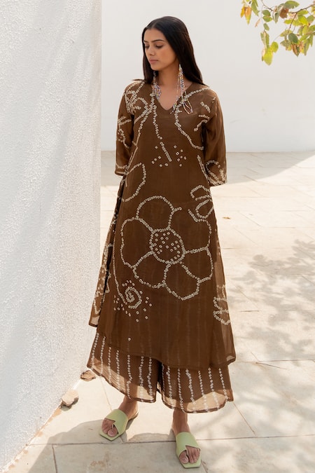 Silai Studio_Brown Chanderi V-neck Bandhani Kurta _Online_at_Aza_Fashions