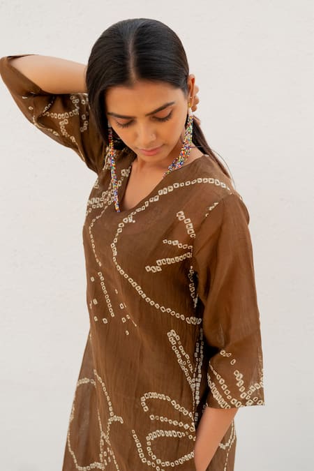 Silai Studio_Brown Chanderi V-neck Bandhani Kurta _at_Aza_Fashions