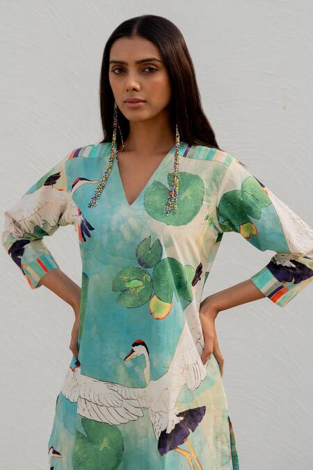 Silai Studio_Green Cotton Printed Crane V-neck Kurta _at_Aza_Fashions