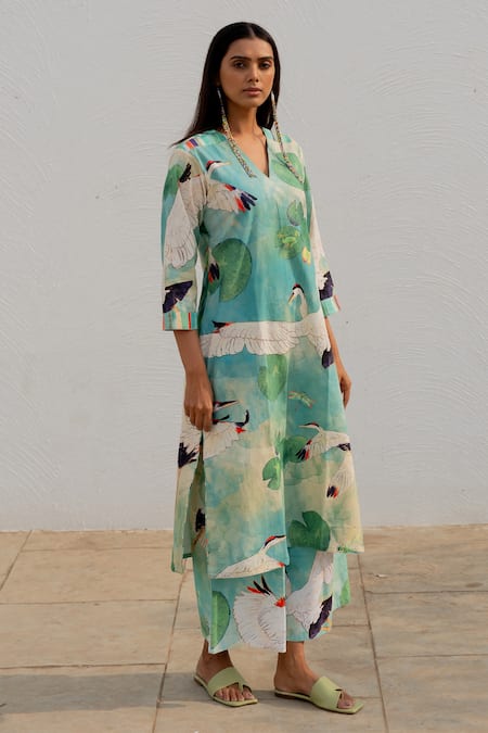Silai Studio_Green Cotton V-neck Crane Print Kurta With Pant _at_Aza_Fashions