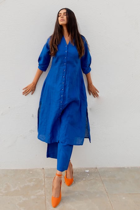 Silai Studio_Blue Linen Solid V-neck Kurta _at_Aza_Fashions