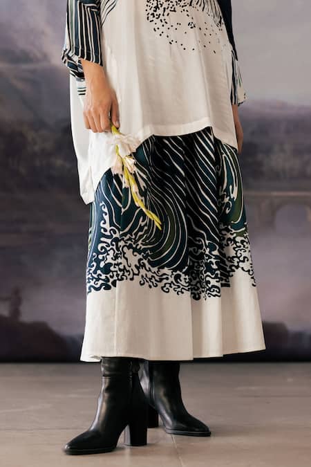 Yavi White Handloom Cotton Avery Hakussai Waves Printed Flared Skirt at Aza Fashions Yavi_White Handloom Cotton Avery Hakussai Waves Printed Flared Skirt _at_Aza_Fashions