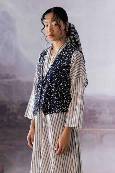 Buy_Yavi_Blue Handloom Cotton Embroidery V-neck Sol Hand Waist Coat _Online_at_Aza_Fashions