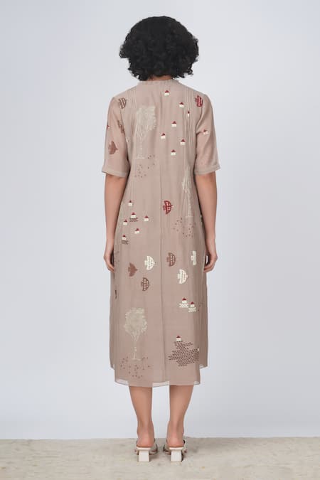 Shop Arcvsh By Pallavi Singh Beige Chanderi Cotton Bandeau Neck Hakuna Print Pintucked Dress at Aza Fashions Shop_Arcvsh By Pallavi Singh_Beige Chanderi Cotton Bandeau Neck Hakuna Print Pintucked Dress _at_Aza_Fashions