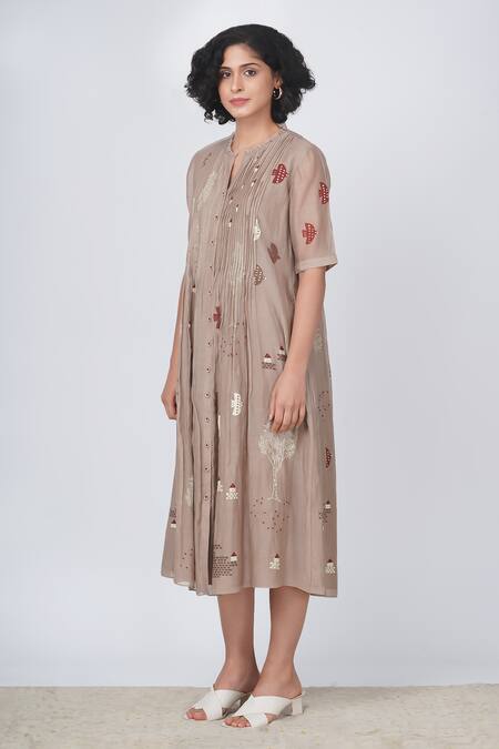Arcvsh By Pallavi Singh Beige Chanderi Cotton Bandeau Neck Hakuna Print Pintucked Dress Online at Aza Fashions Arcvsh By Pallavi Singh_Beige Chanderi Cotton Bandeau Neck Hakuna Print Pintucked Dress _Online_at_Aza_Fashions