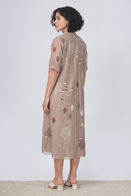 Arcvsh By Pallavi Singh Beige Chanderi Cotton Bandeau Neck Hakuna Print Pintucked Dress at Aza Fashions Arcvsh By Pallavi Singh_Beige Chanderi Cotton Bandeau Neck Hakuna Print Pintucked Dress _at_Aza_Fashions