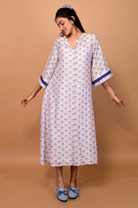 Shop KKANYAAH White Handloom Cotton, Silk Embroidery Split V-neck Mughal Print Dress at Aza Fashions Shop_KKANYAAH_White Handloom Cotton, Silk Embroidery Split V-neck Mughal Print Dress _at_Aza_Fashions