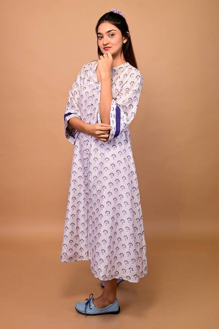 Shop KKANYAAH White Handloom Cotton, Silk Embroidery Split V-neck Mughal Print Dress Online at Aza Fashions Shop_KKANYAAH_White Handloom Cotton, Silk Embroidery Split V-neck Mughal Print Dress _Online_at_Aza_Fashions