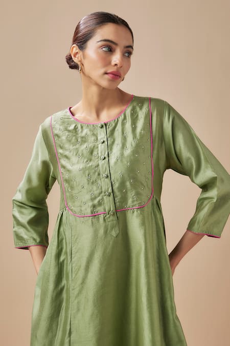 Cupid Cotton Green Chanderi Silk, Cotton Resham And Aari Floret Yoke Kurta With Inner Online at Aza Fashions Cupid Cotton_Green Chanderi Silk, Cotton Resham And Aari Floret Yoke Kurta With Inner _Online_at_Aza_Fashions