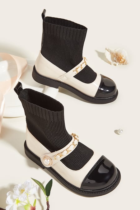 Buy_Ninobello_Beige Chains, Beads Strap Embellished Belly Boots 