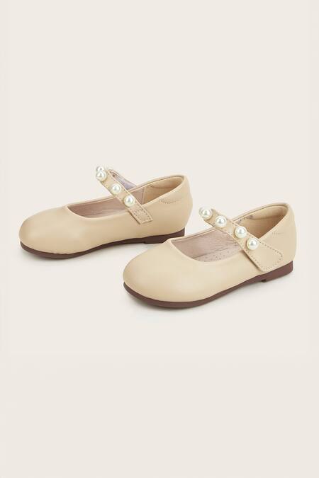 Shop Ninobello Beige Pearl Embellished Bellies at Aza Fashions Shop_Ninobello_Beige Pearl Embellished Bellies_at_Aza_Fashions